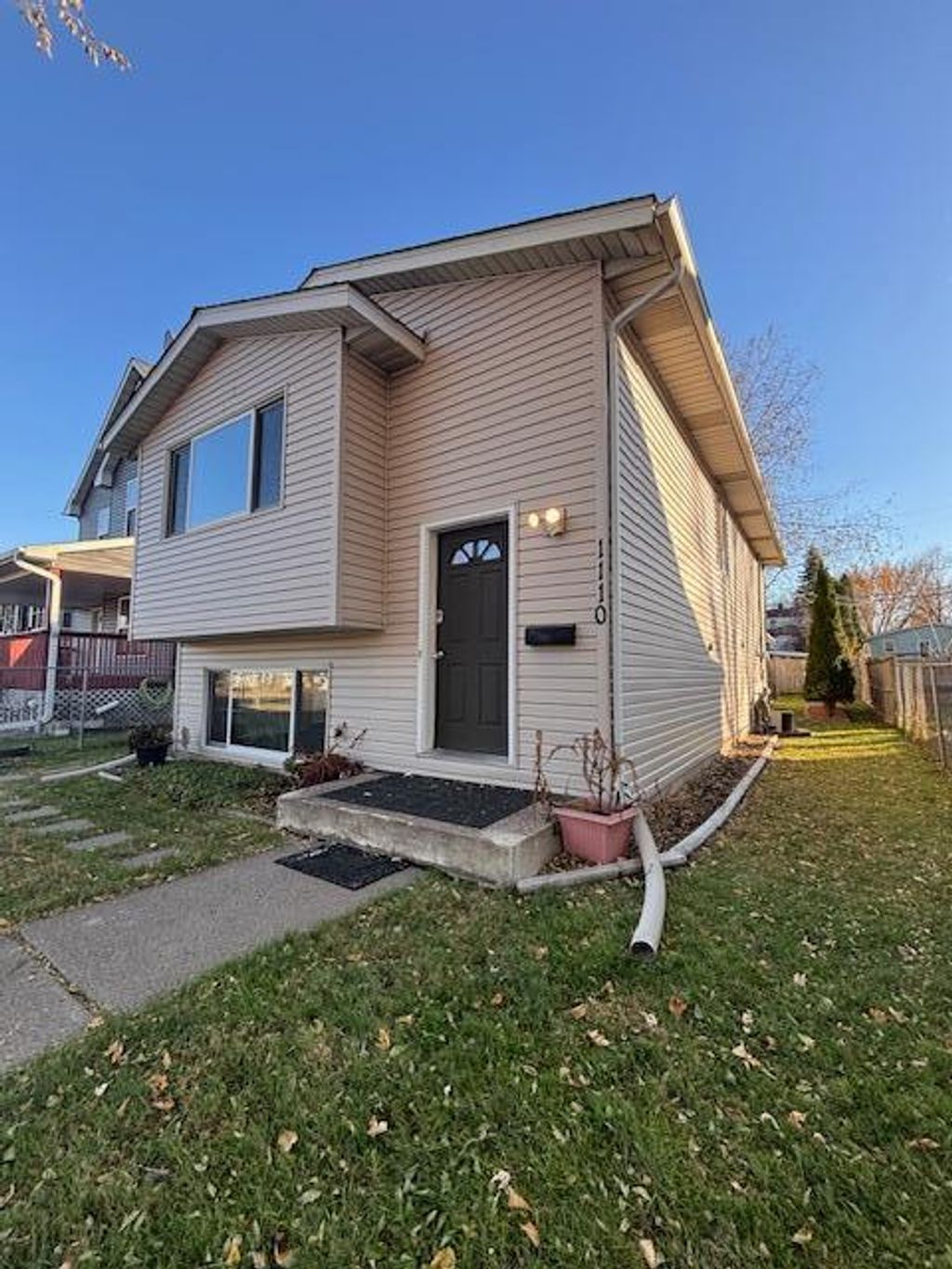 Photo of 1110 Magnolia Ave, Saint Paul, MN 55106 (MLS # 7050438)
