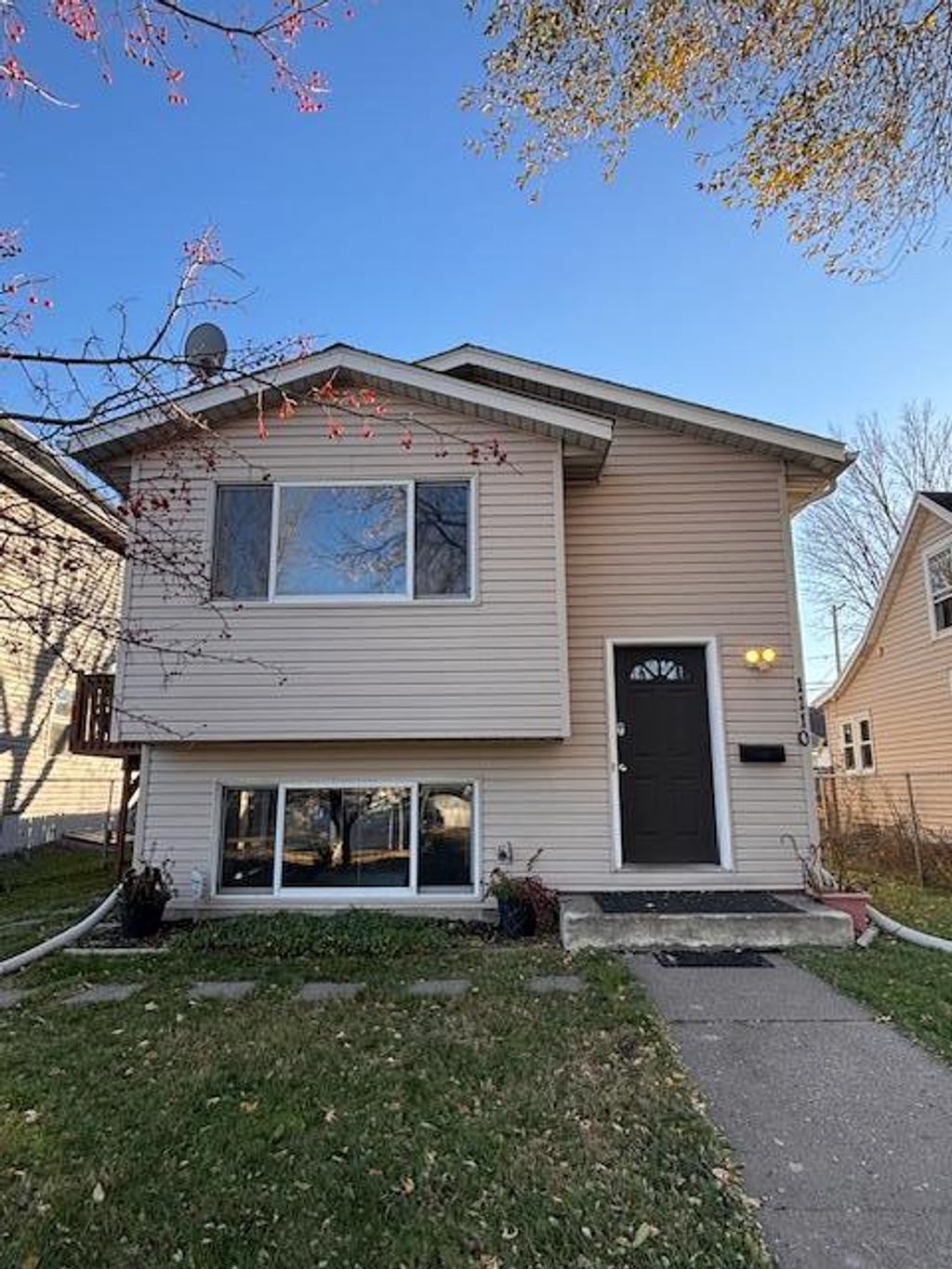 Photo of 1110 Magnolia Ave, Saint Paul, MN 55106 (MLS # 7050438)