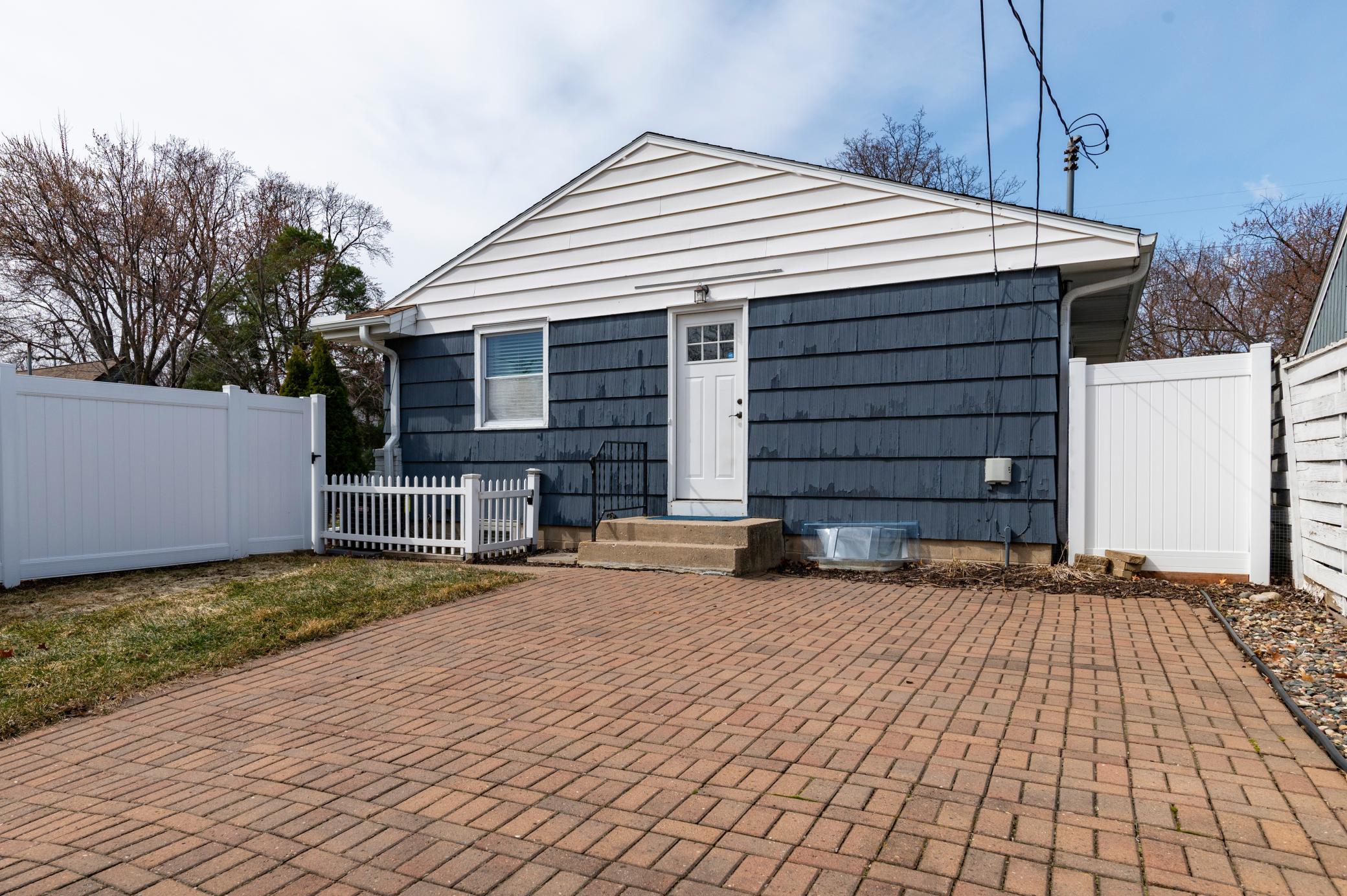 2755 Blackstone Avenue