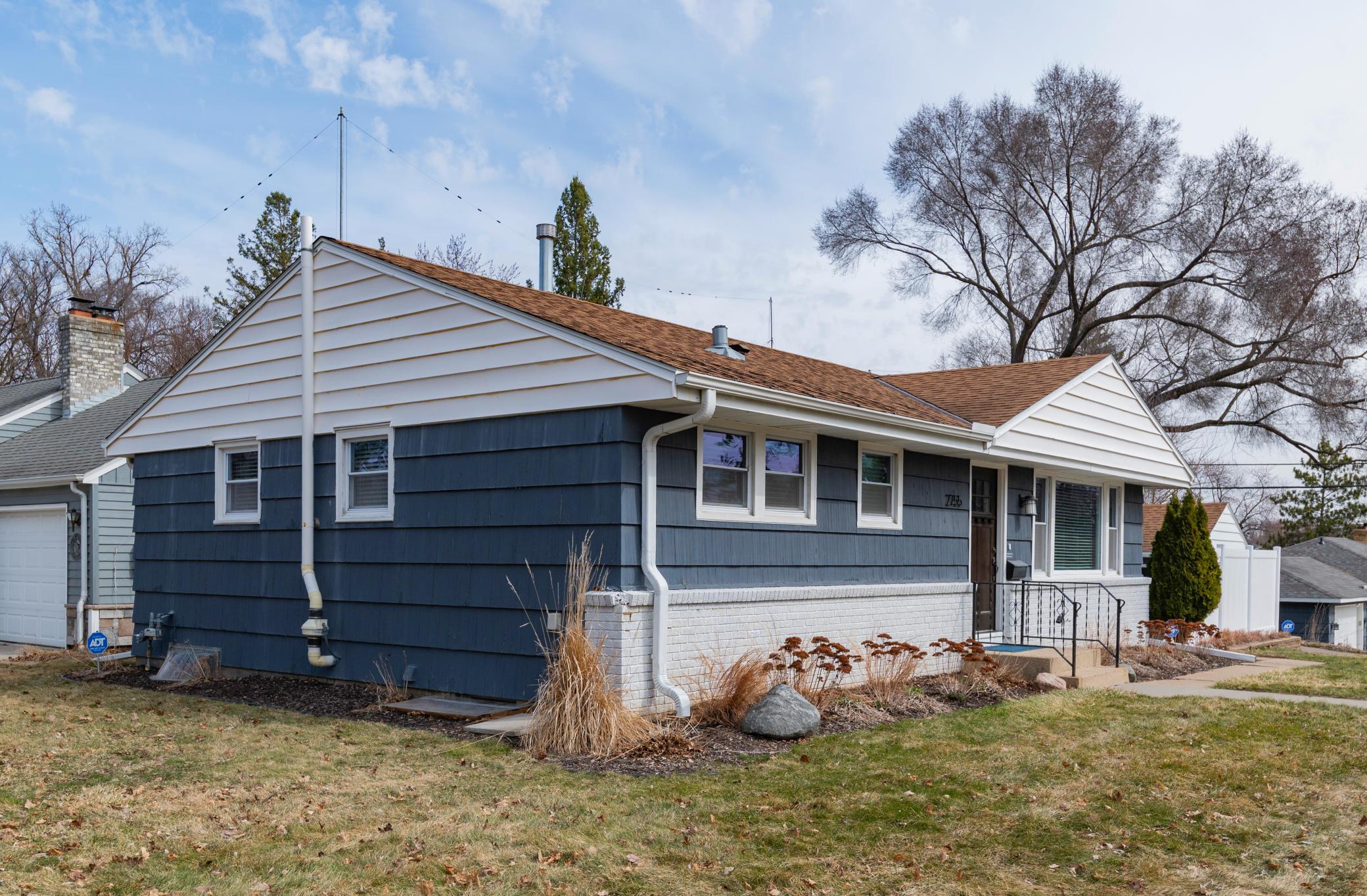 2755 Blackstone Avenue