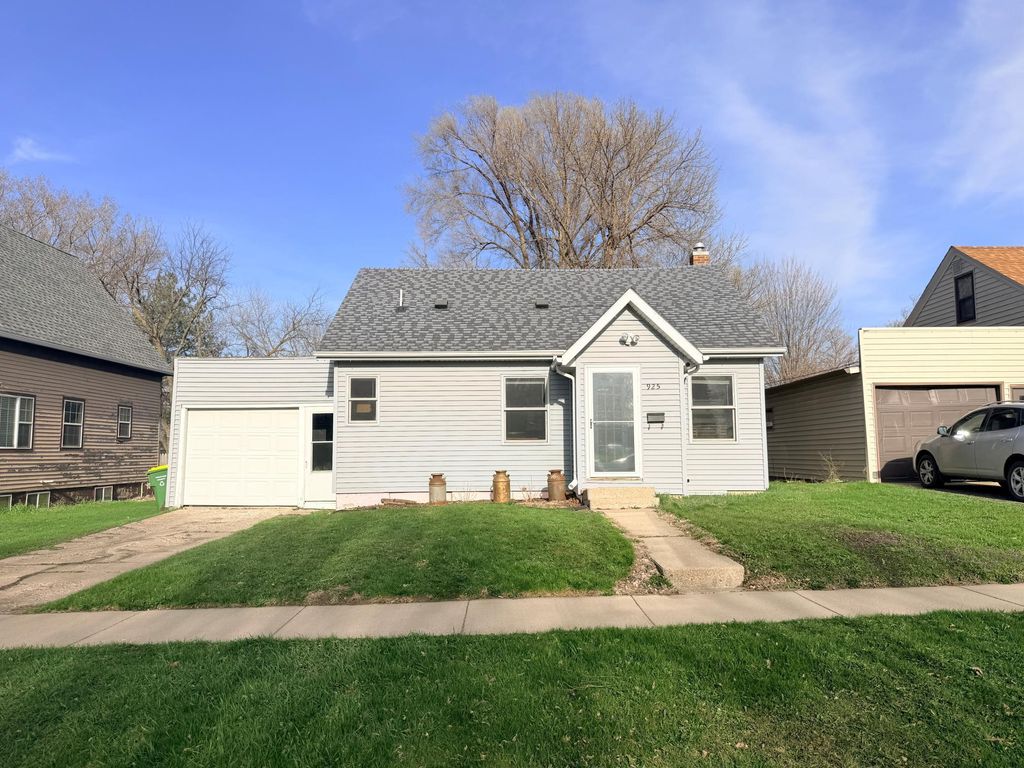 Photo of 925 2nd Avenue SW, Pipestone, MN 56164 (MLS # 7058263)