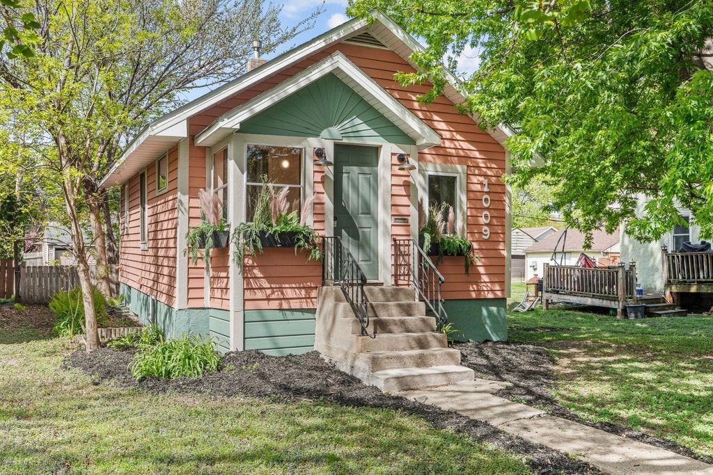 Photo of 1009 Watson Avenue, Saint Paul, MN 55102 (MLS # 7068948)