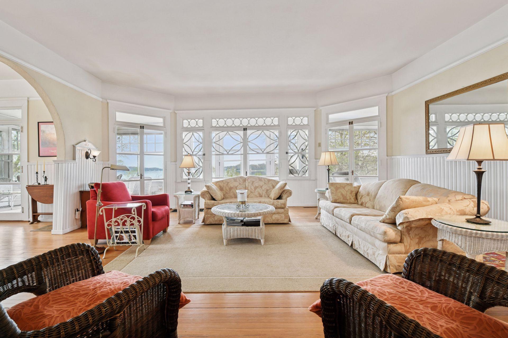 3022 Shoreline Drive
