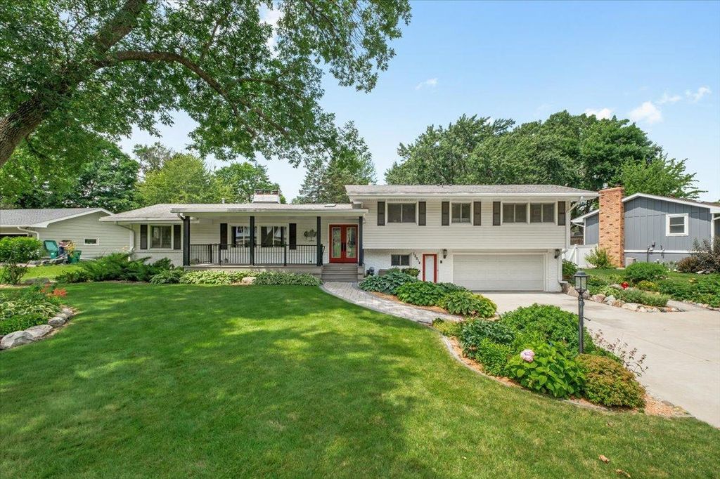 Photo of 12914 5th Avenue S, Burnsville, MN 55337 (MLS # 7089936)