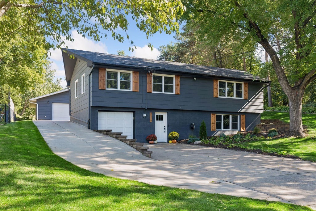 Photo of 1420 Yosemite Avenue N, Golden Valley, MN 55422 (MLS # 7161327)