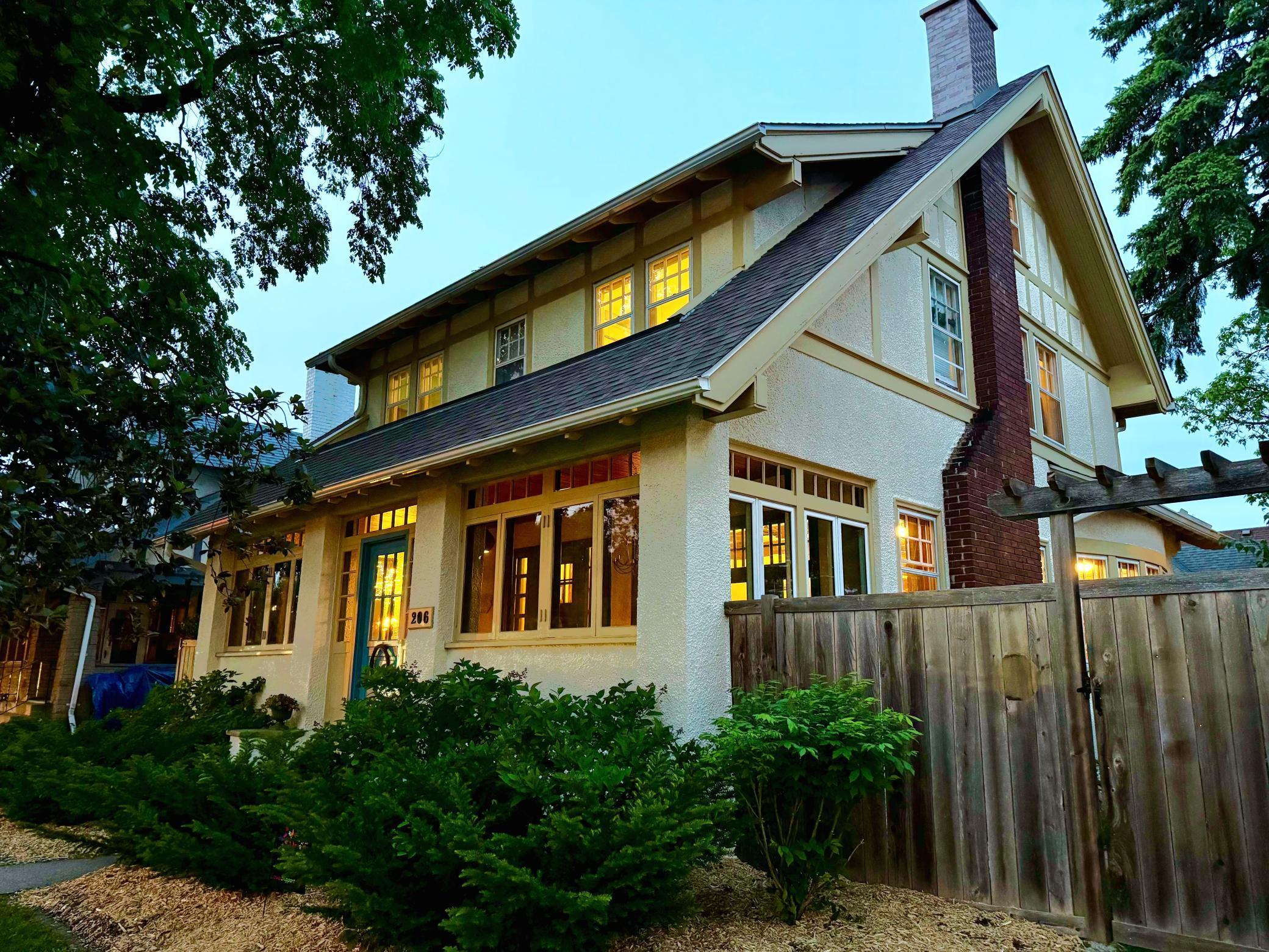 206 Lexington Parkway N