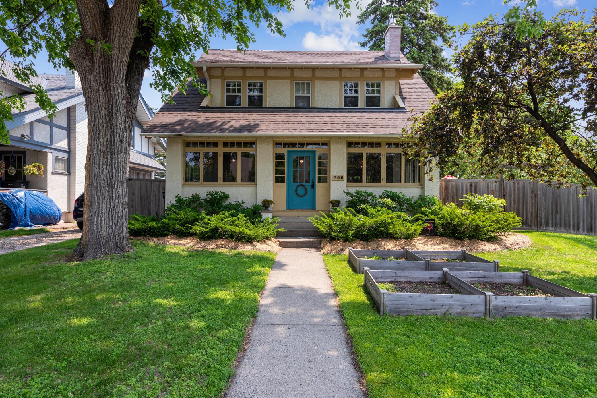 206 Lexington Parkway N
