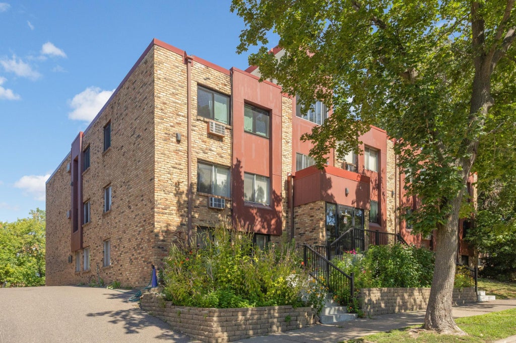 Photo of 520 Ridgewood Avenue #102, Minneapolis, MN 55403 (MLS # 7150379)