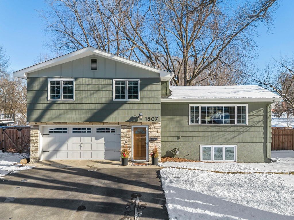 Photo of 1807 Texas Avenue S, Saint Louis Park, MN 55426 (MLS # 7028070)