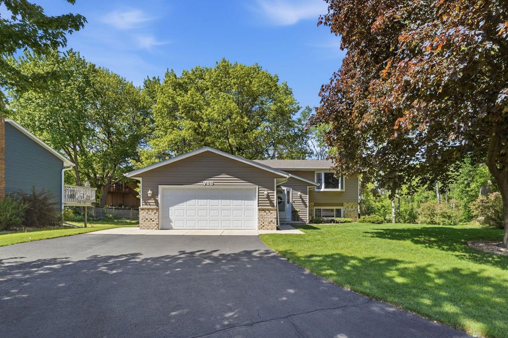 Photo of 783 Bur Oak Court, Vadnais Heights, MN 55127 (MLS # 6745973)