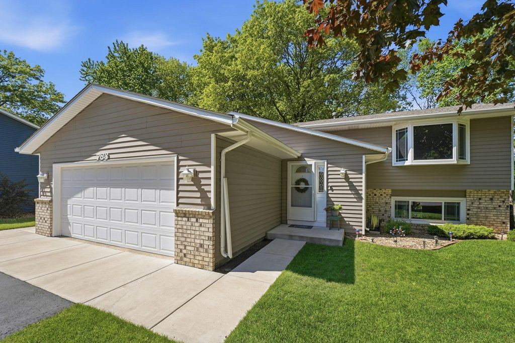 Photo of 783 Bur Oak Court, Vadnais Heights, MN 55127 (MLS # 6745973)