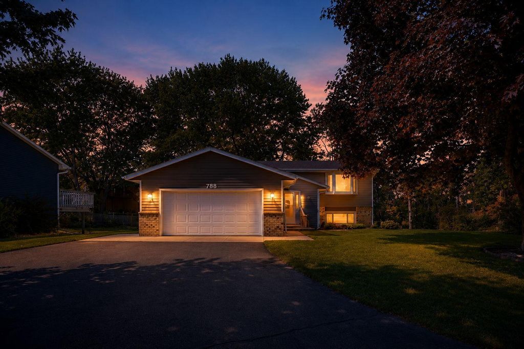 Photo of 783 Bur Oak Court, Vadnais Heights, MN 55127 (MLS # 6745973)