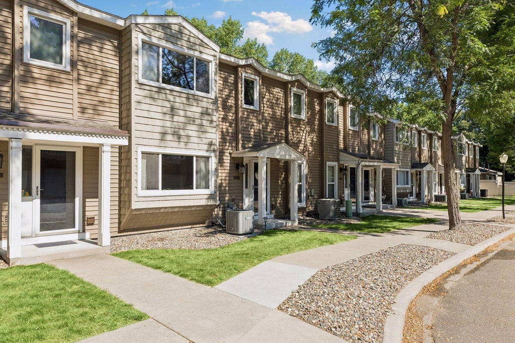 Photo of 438 Pondridge Circle, Wayzata, MN 55391 (MLS # 7039909)