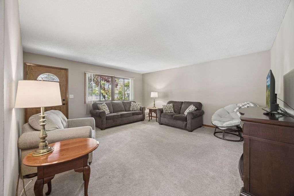 Photo of 1618 Mclean Avenue, Saint Paul, MN 55106 (MLS # 7063474)