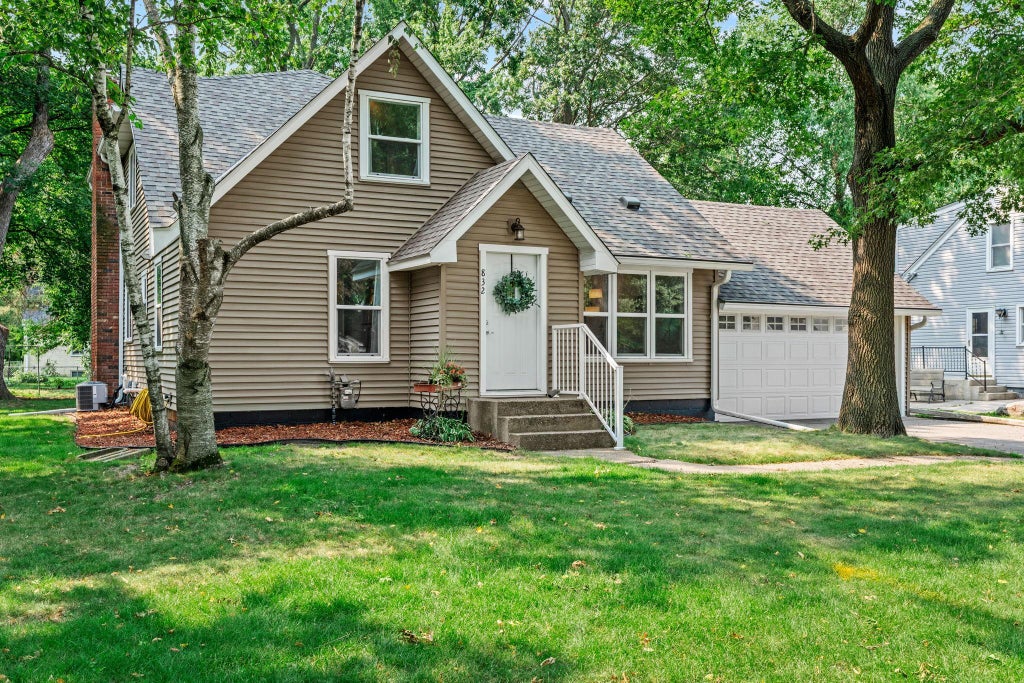 Photo of 832 Lovell Avenue W, Roseville, MN 55113 (MLS # 7120315)