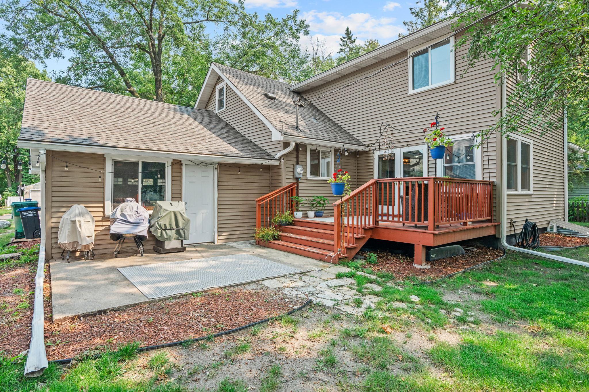 832 Lovell Avenue W