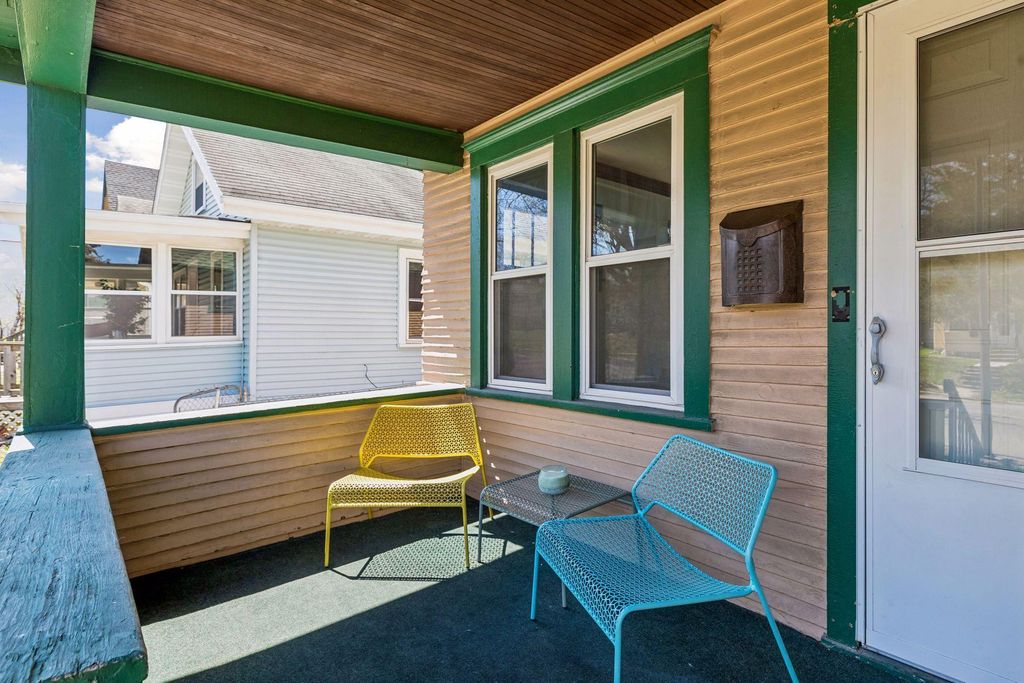 Photo of 1087 Western Avenue N, Saint Paul, MN 55117 (MLS # 7060016)