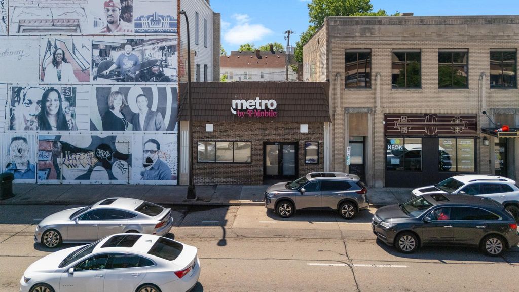 Photo of 1005 W Broadway Avenue, Minneapolis, MN 55411 (MLS # 7075183)