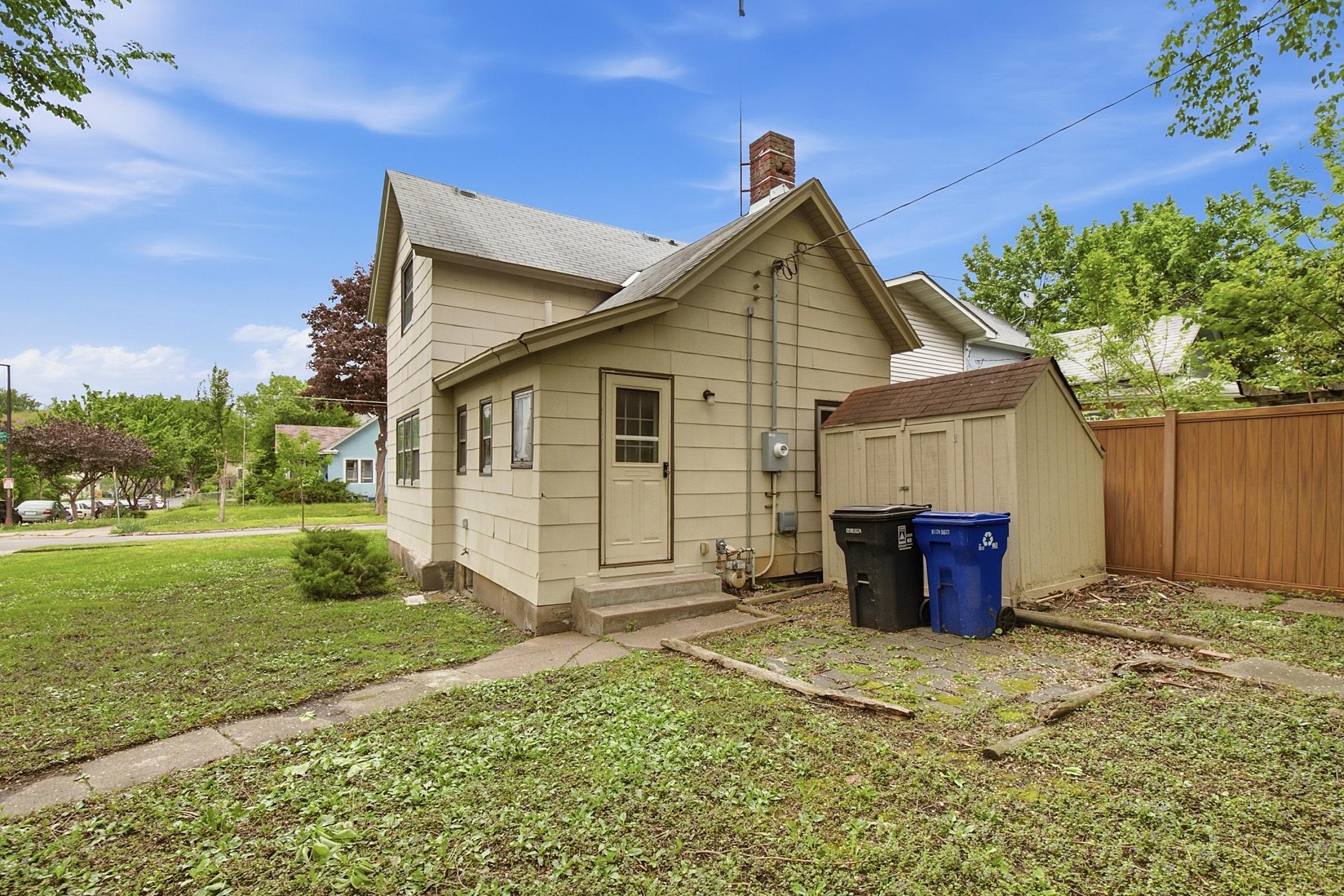 256 Rose Avenue W