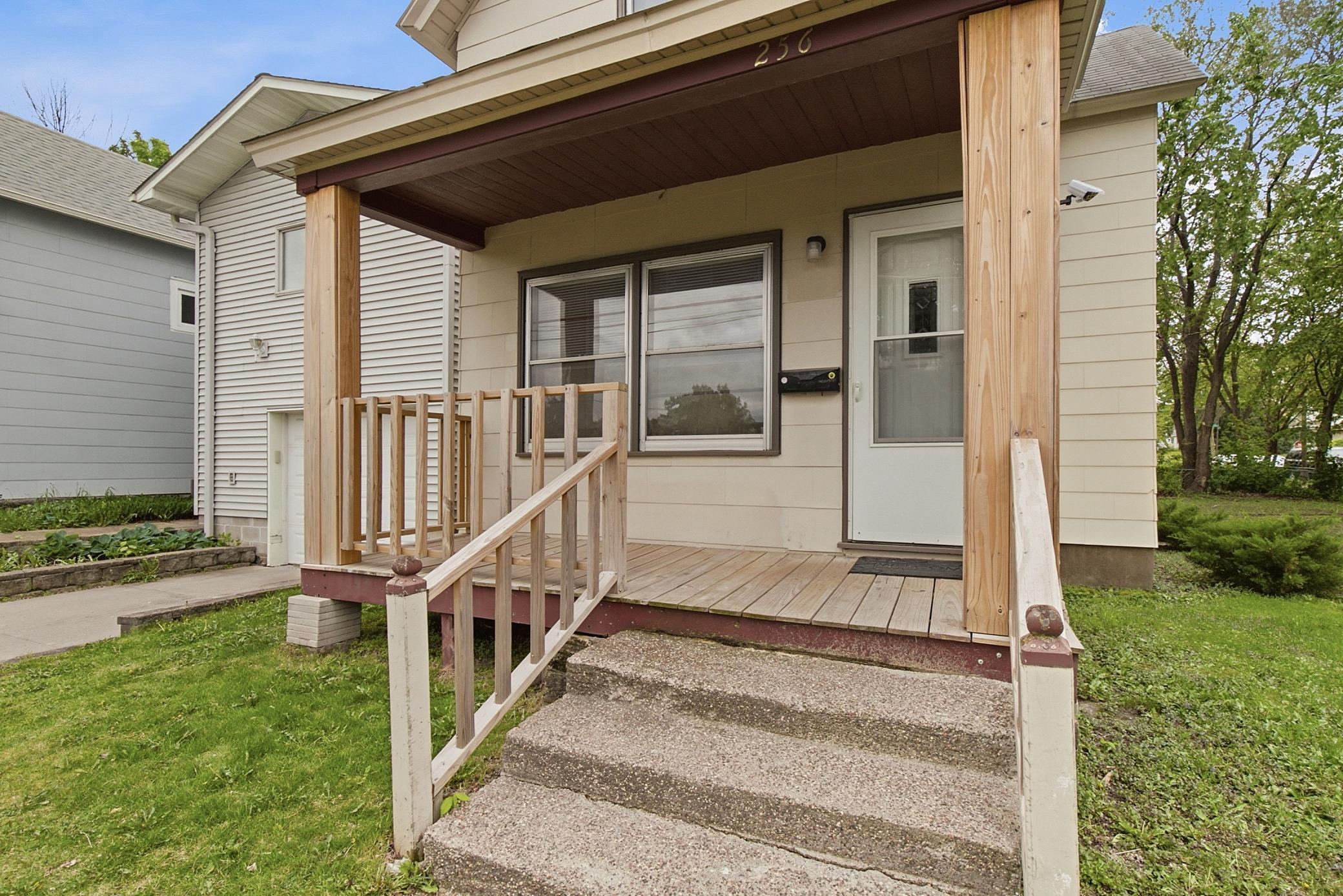 256 Rose Avenue W