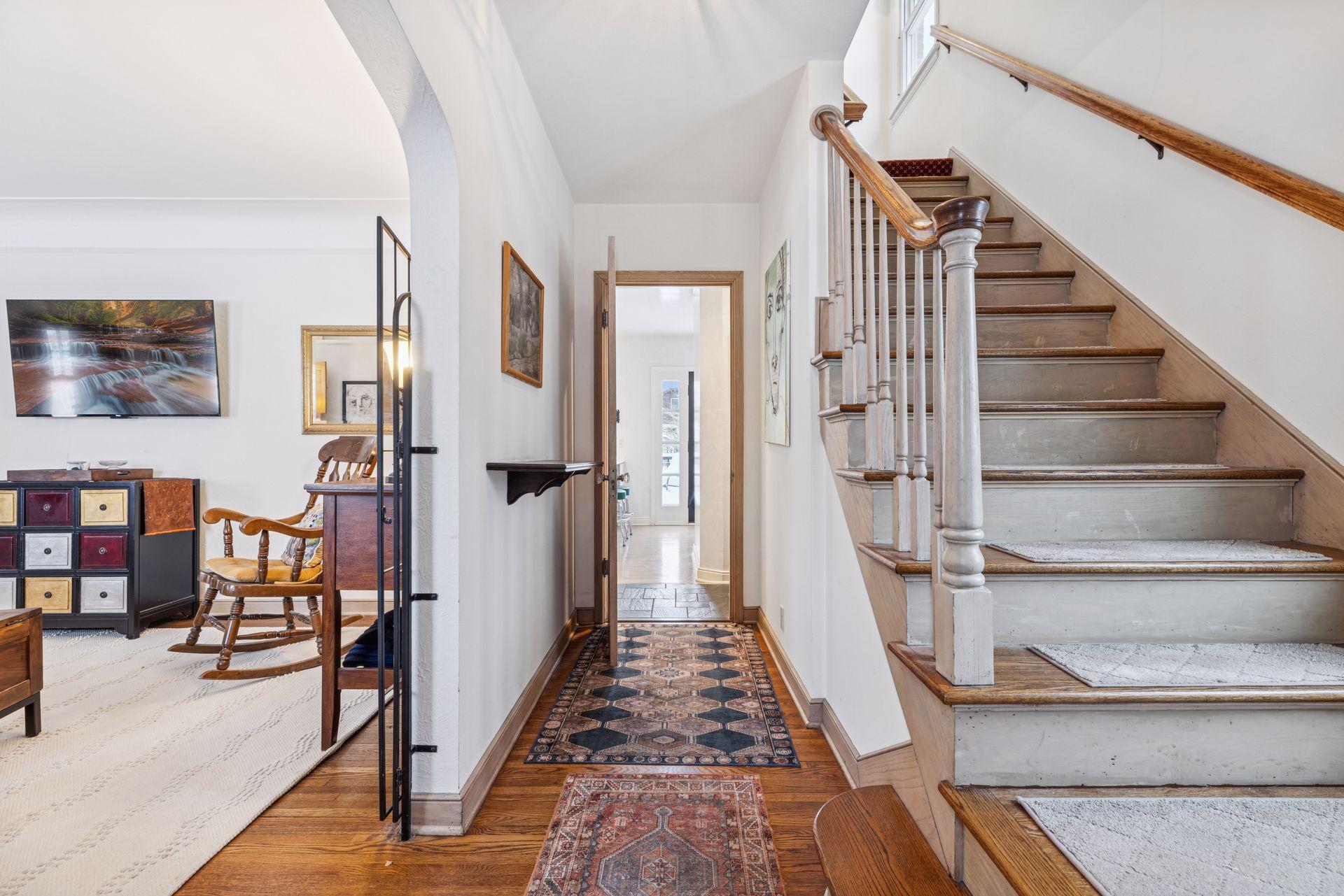 1197 Como Boulevard W