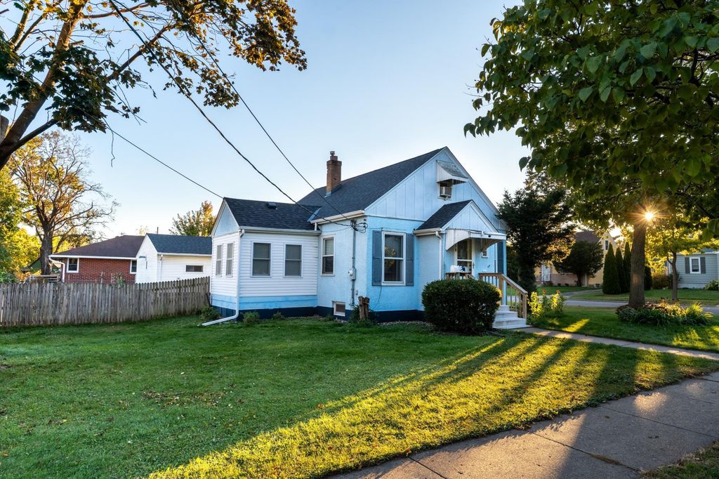 Photo of 438 Arlington Avenue W, Saint Paul, MN 55117 (MLS # 6810105)