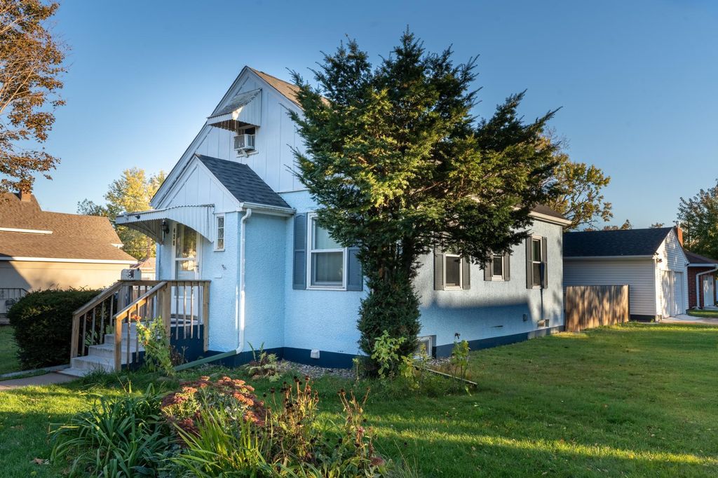 Photo of 438 Arlington Avenue W, Saint Paul, MN 55117 (MLS # 6810105)