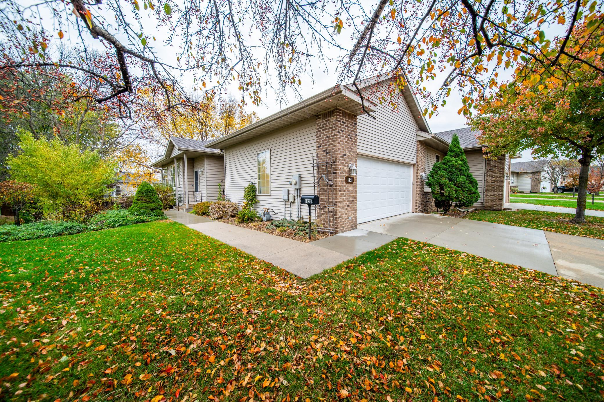 1431 Kings Run Dr NW