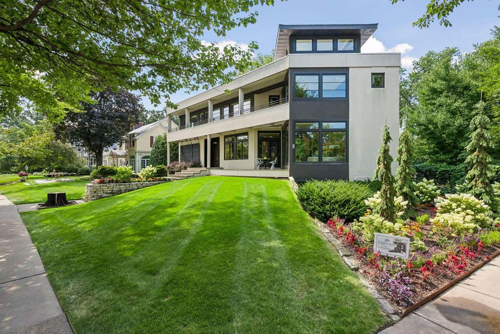 Photo of 2100 W Lake Of The Isles Parkway, Minneapolis, MN 55405 (MLS # 7076915)