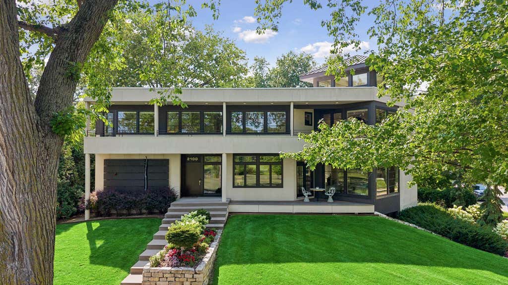 Photo of 2100 W Lake Of The Isles Parkway, Minneapolis, MN 55405 (MLS # 7076915)