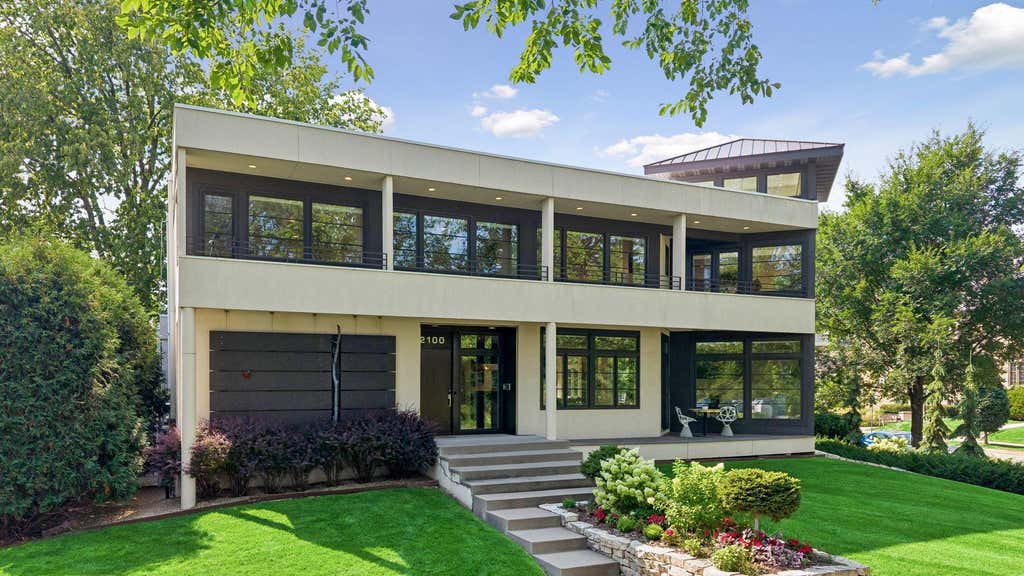 Photo of 2100 W Lake Of The Isles Parkway, Minneapolis, MN 55405 (MLS # 7076915)