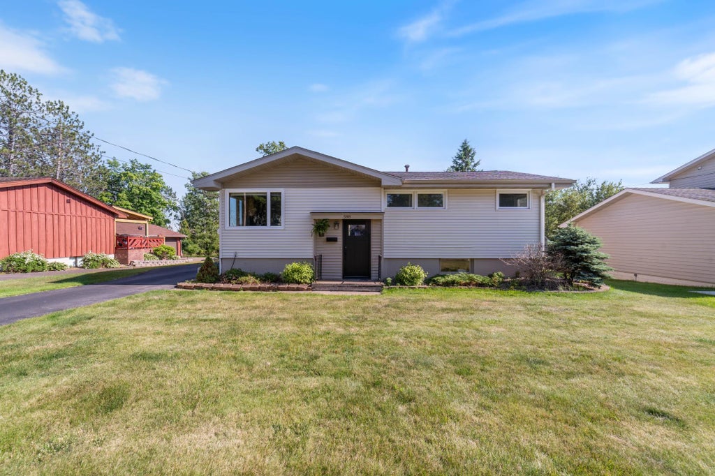 Photo of 588 W Winona Street, Duluth, MN 55803 (MLS # 7123163)