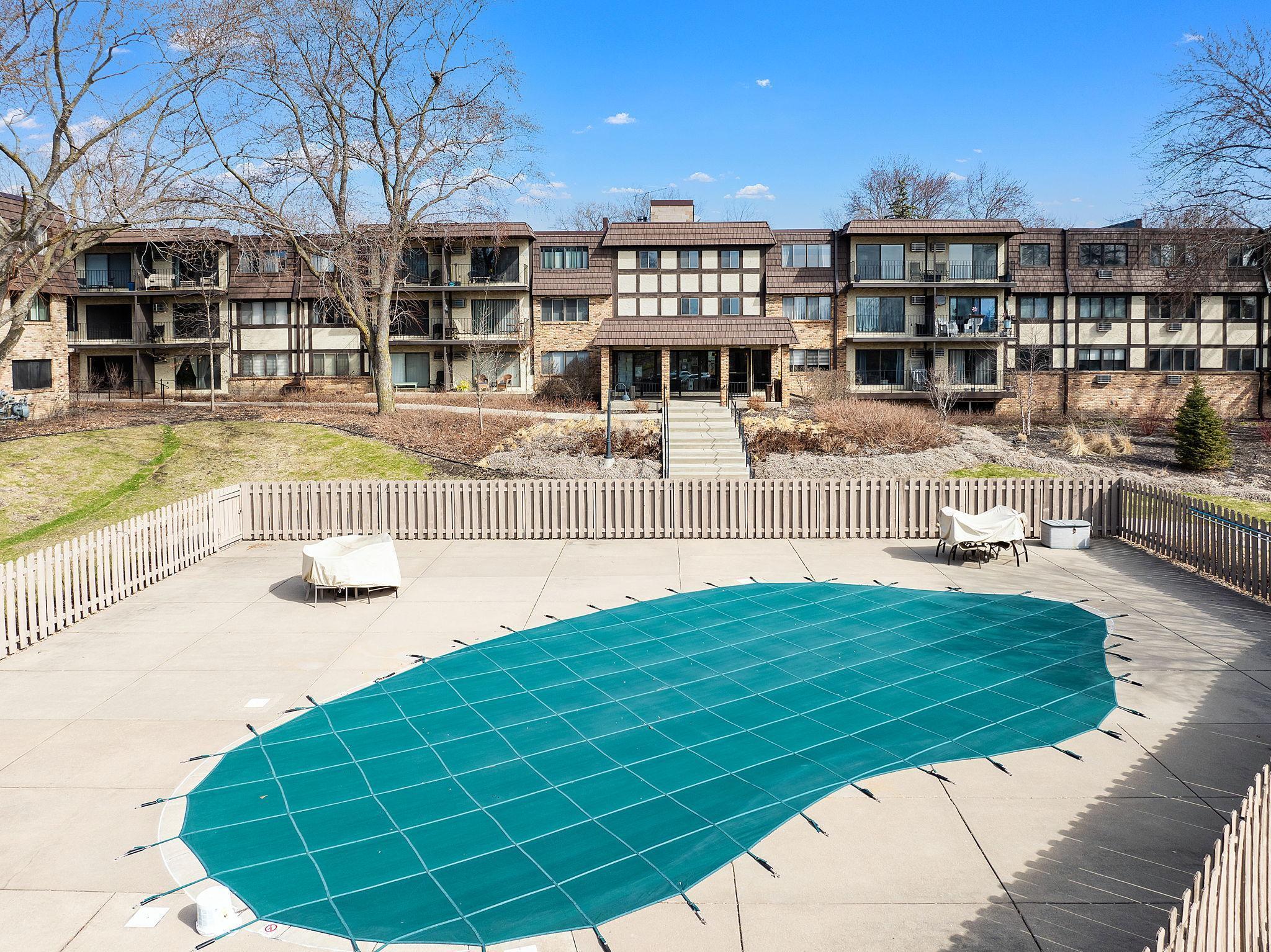 205 Barry Avenue S 208