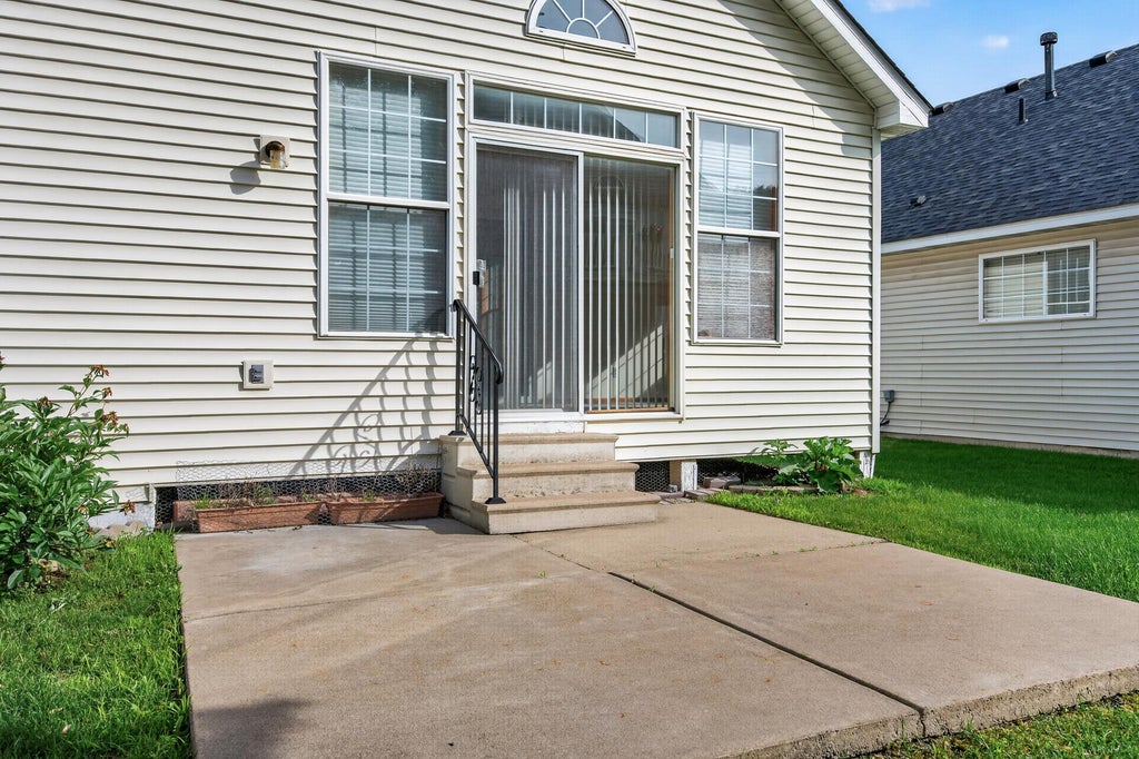 Photo of 442 Meadowood Lane, Burnsville, MN 55337 (MLS # 7094293)