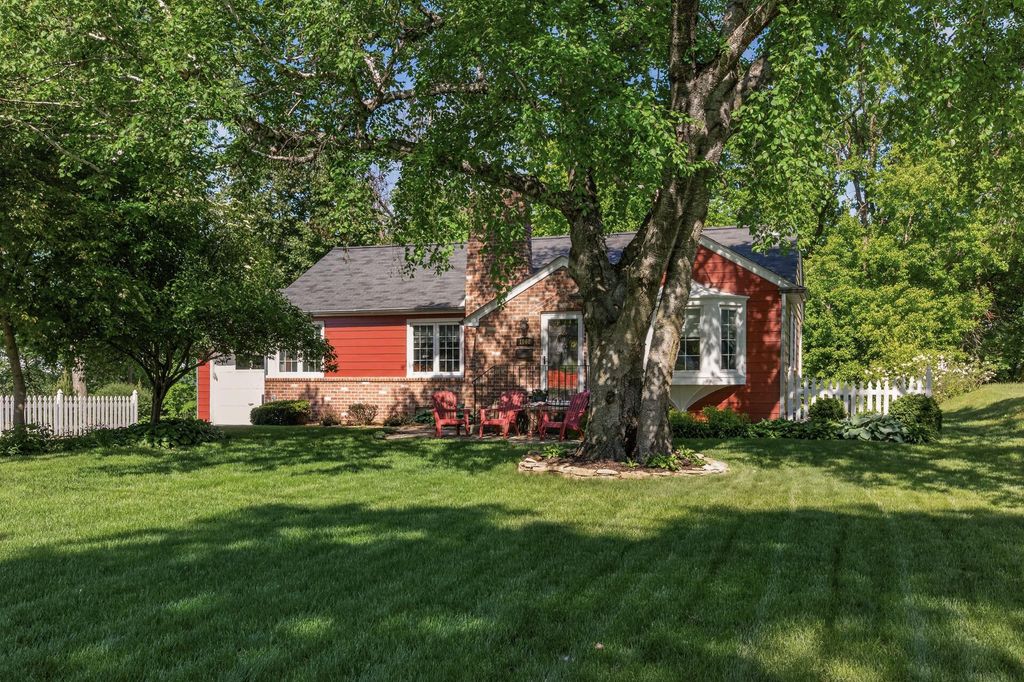 Photo of 1068 Summit Avenue, South Saint Paul, MN 55075 (MLS # 7079891)