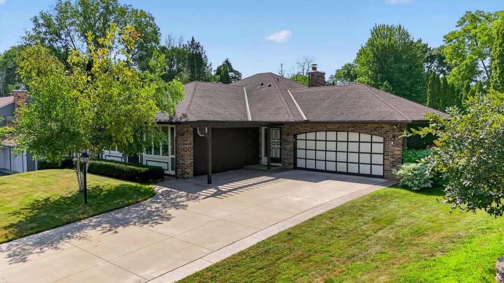 Photo of 21 Carriage Lane, Burnsville, MN 55306 (MLS # 7099475)