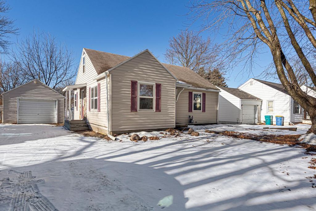 Photo of 1042 S Oak Avenue, Owatonna, MN 55060 (MLS # 7008610)