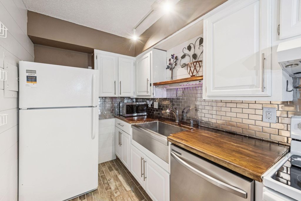 Photo of 2200 Nevada Avenue S #211, Saint Louis Park, MN 55426 (MLS # 7010329)