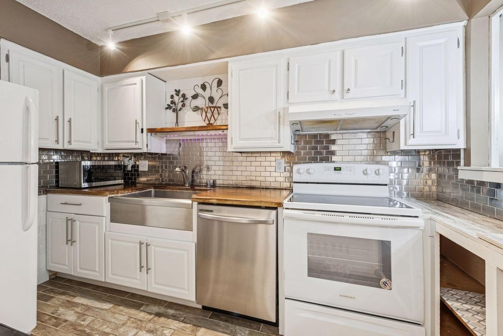 Photo of 2200 Nevada Avenue S #211, Saint Louis Park, MN 55426 (MLS # 7010329)