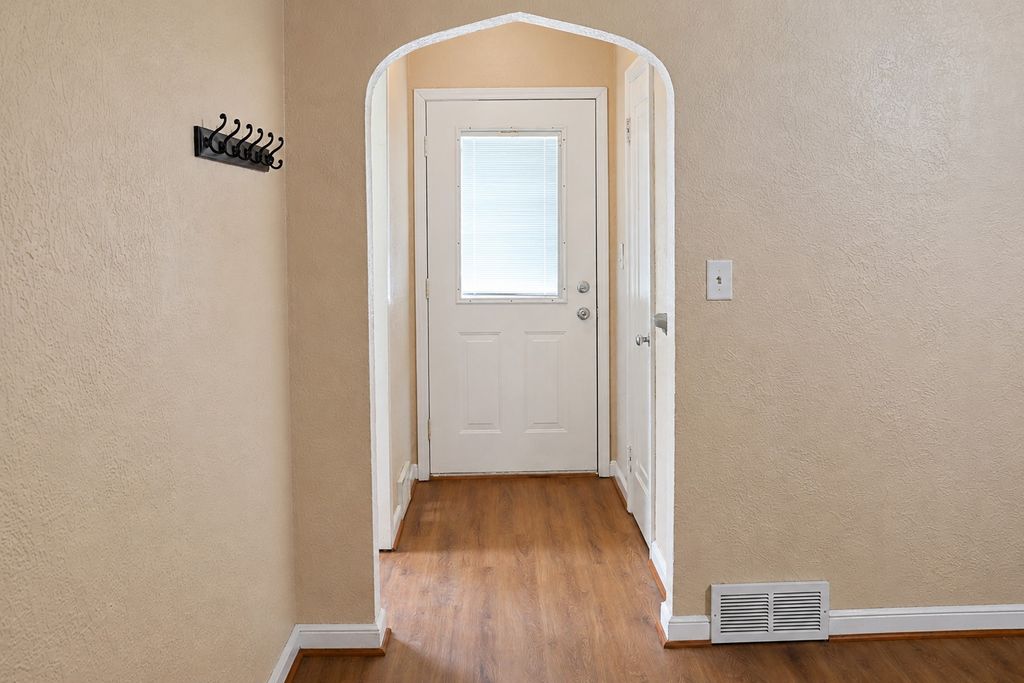 Photo of 48 Sidney Street E, Saint Paul, MN 55107 (MLS # 7073890)