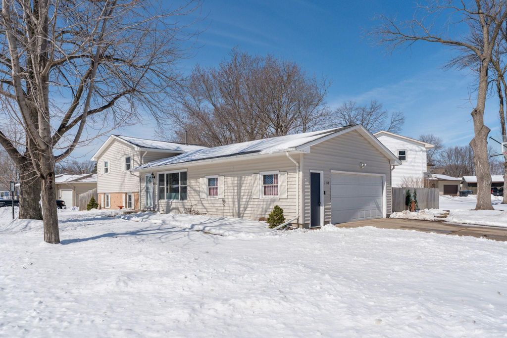 Photo of 2712 E Main Street, Mankato, MN 56001 (MLS # 7039417)