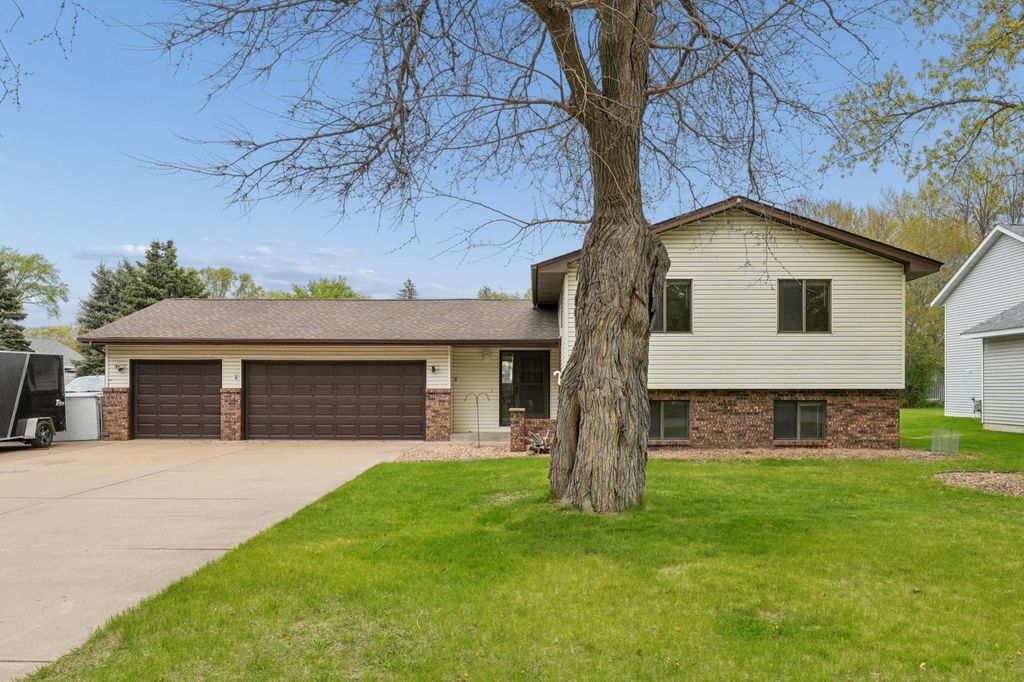 Photo of 703 Cope Avenue W, Roseville, MN 55113 (MLS # 7067997)