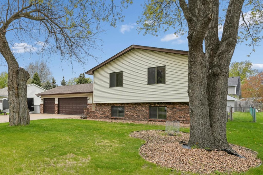 Photo of 703 Cope Avenue W, Roseville, MN 55113 (MLS # 7067997)
