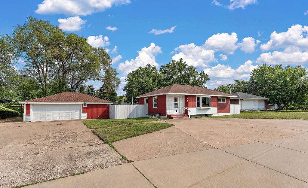 Photo of 2132 Atlantic Street, Maplewood, MN 55109 (MLS # 7113190)