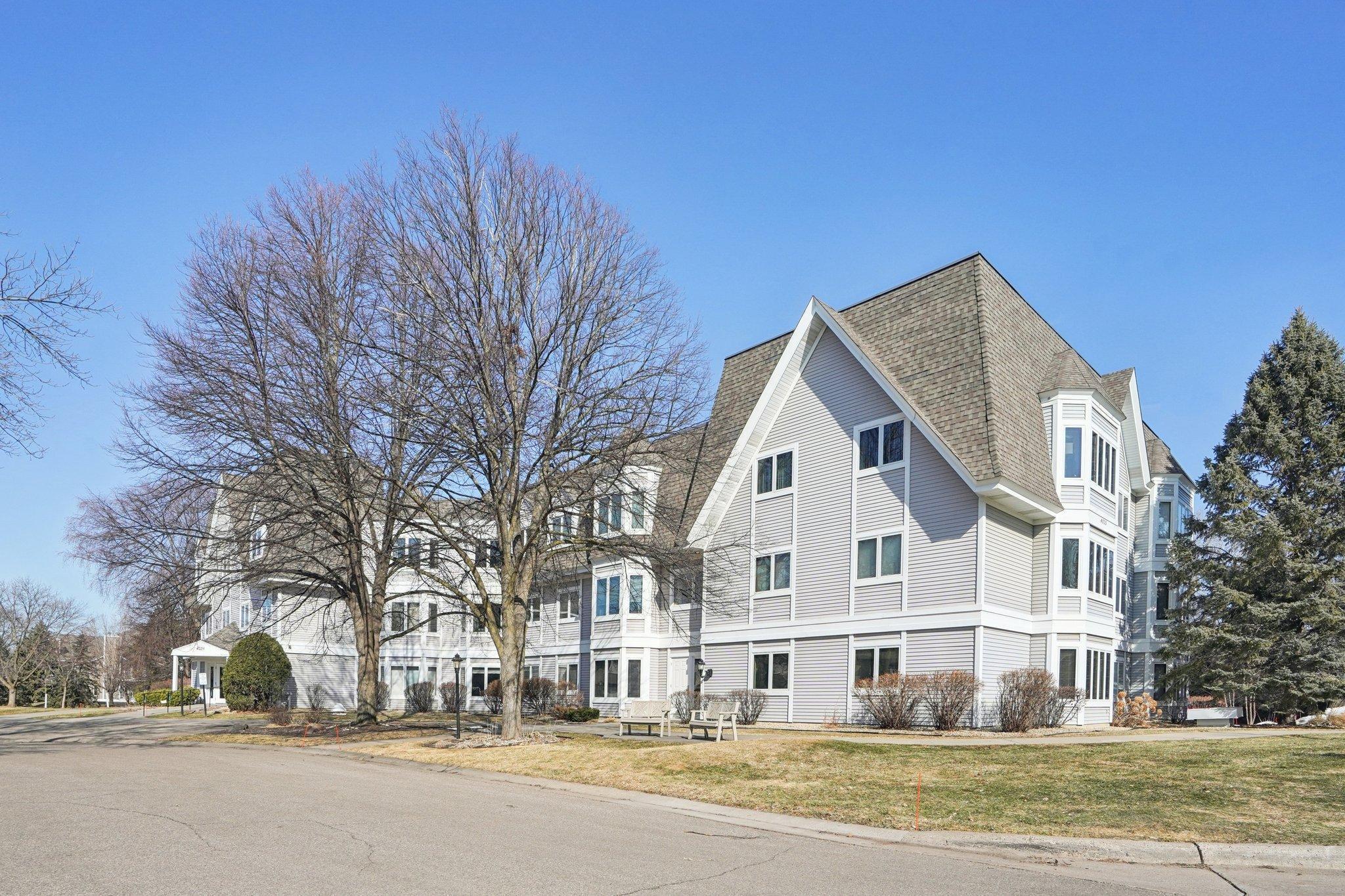 4035 Victoria Street N 212