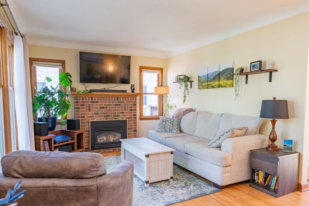 Photo of 900 Hoyt Avenue W, Saint Paul, MN 55117 (MLS # 7037063)