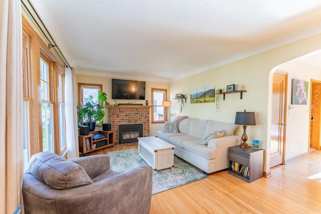 Photo of 900 Hoyt Avenue W, Saint Paul, MN 55117 (MLS # 7037063)