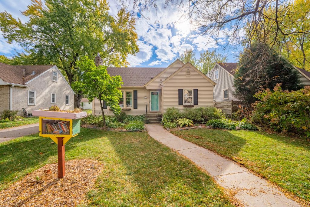 Photo of 900 Hoyt Avenue W, Saint Paul, MN 55117 (MLS # 7037063)