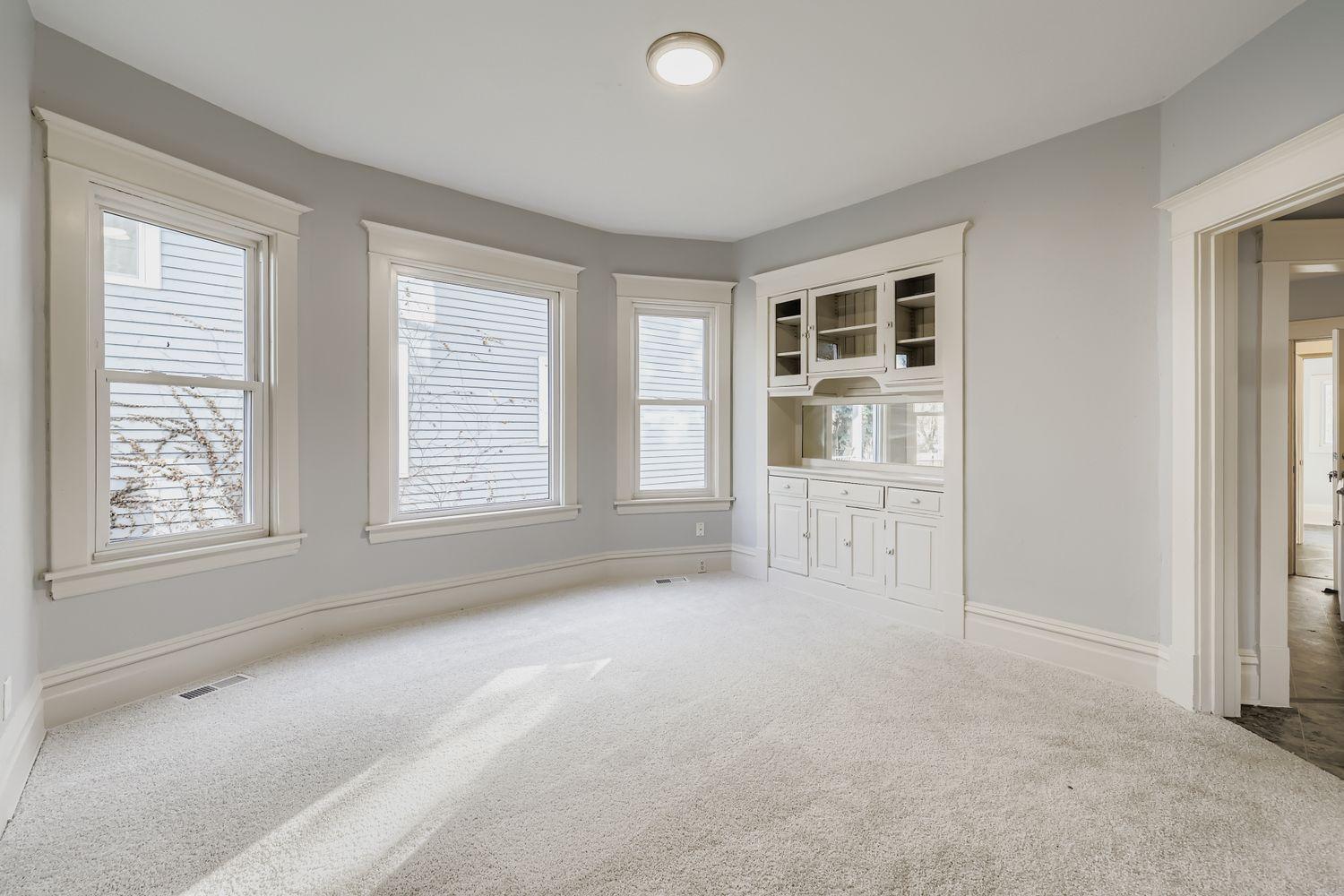 830 University Avenue W