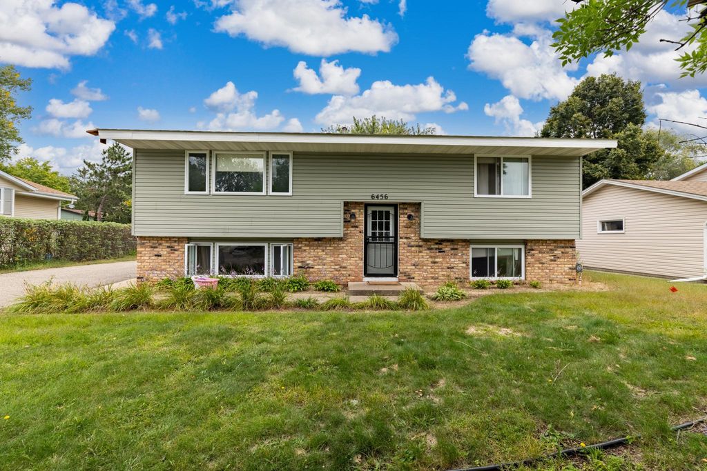 Photo of 6456 Edgewood Avenue N, Brooklyn Park, MN 55428 (MLS # 7029635)